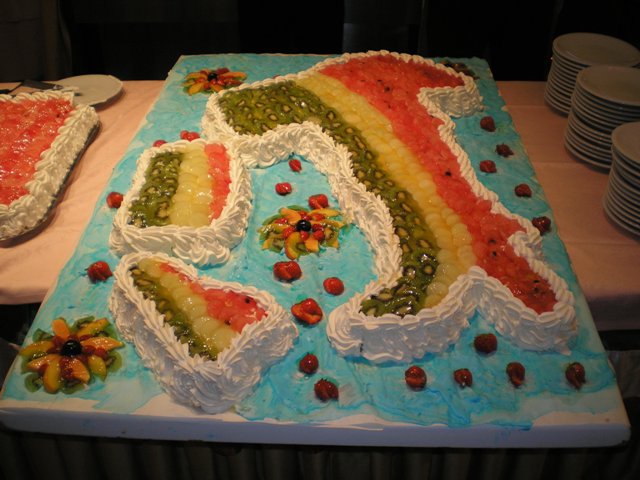 Alla serata italiana si e' presentata una immensa torta bianca, rossa e verde, tutta a forma di Italia, con isole comprese! Hmmmmmm... che buona!